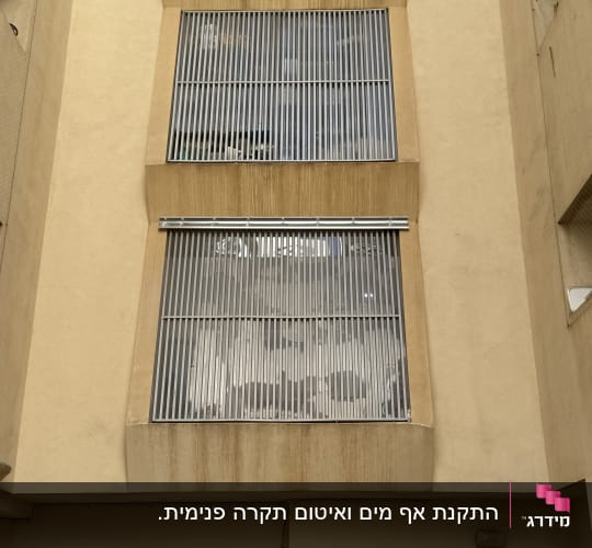 בניין עם חלונות תריסים חיצוניים